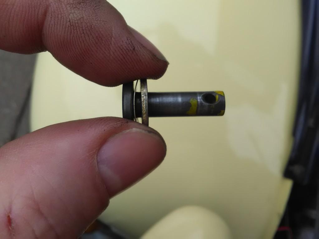2CV gear change linkage pin showing washer orientation