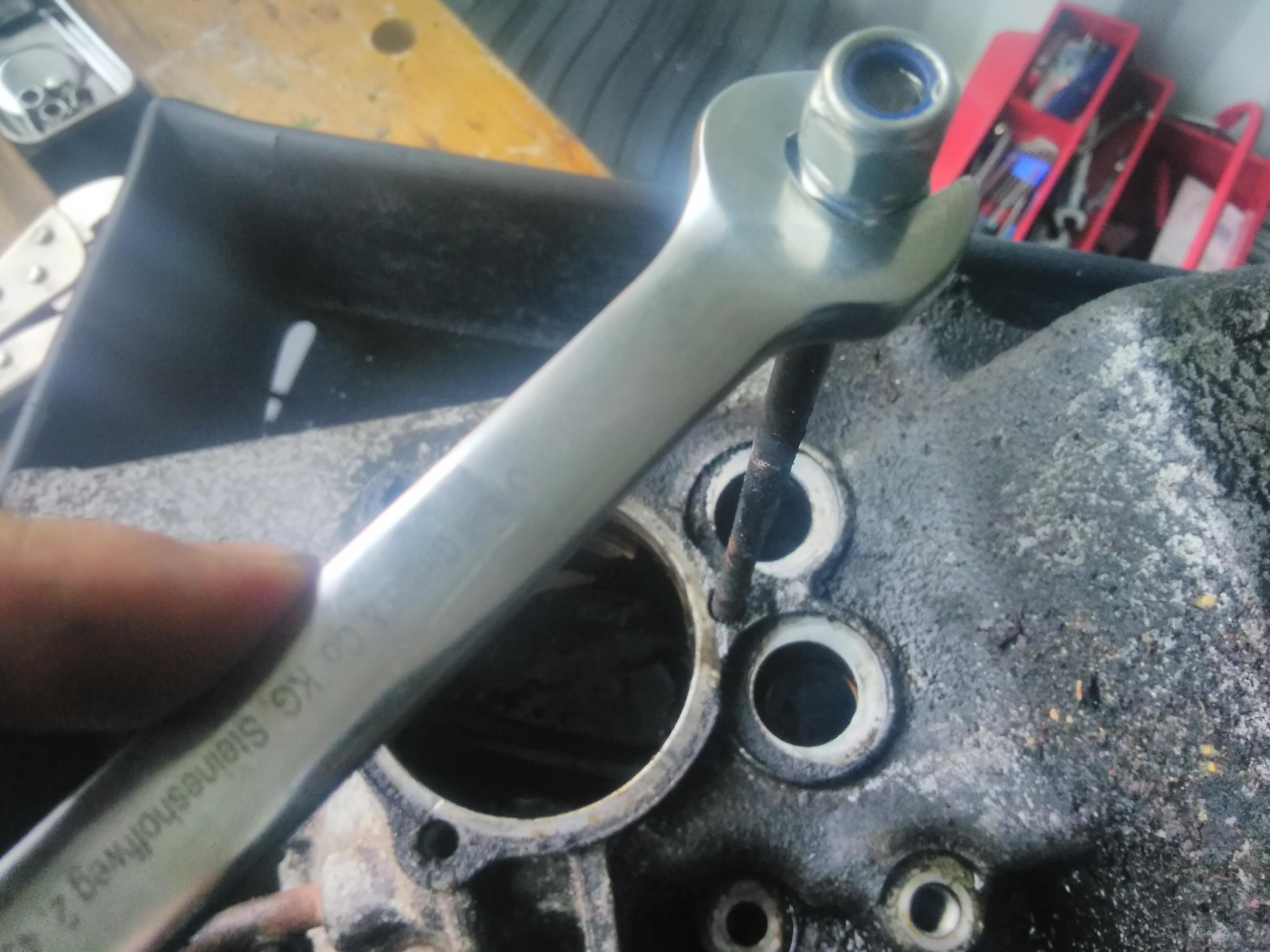 2CV head stud removal