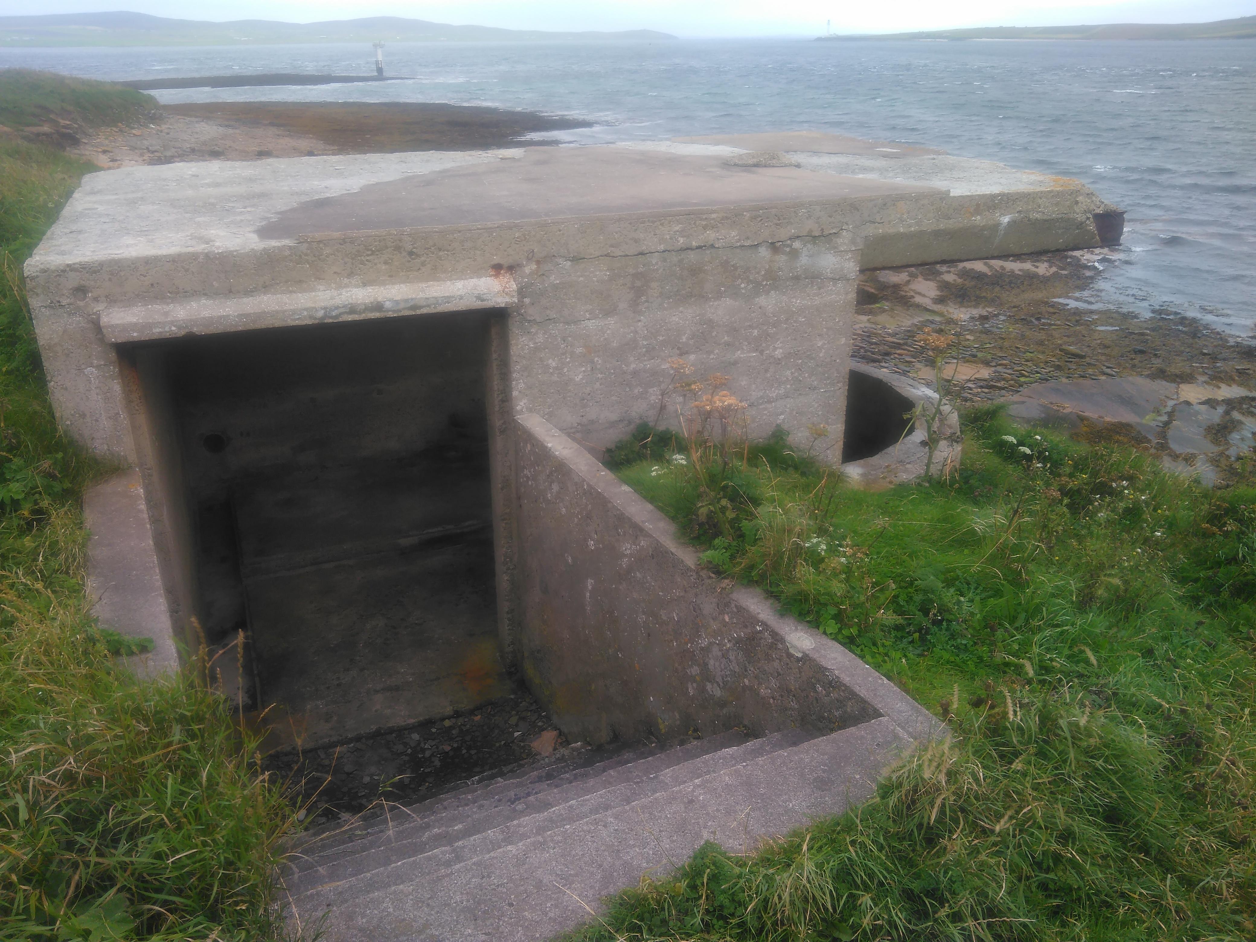 Links searchlight emplacement