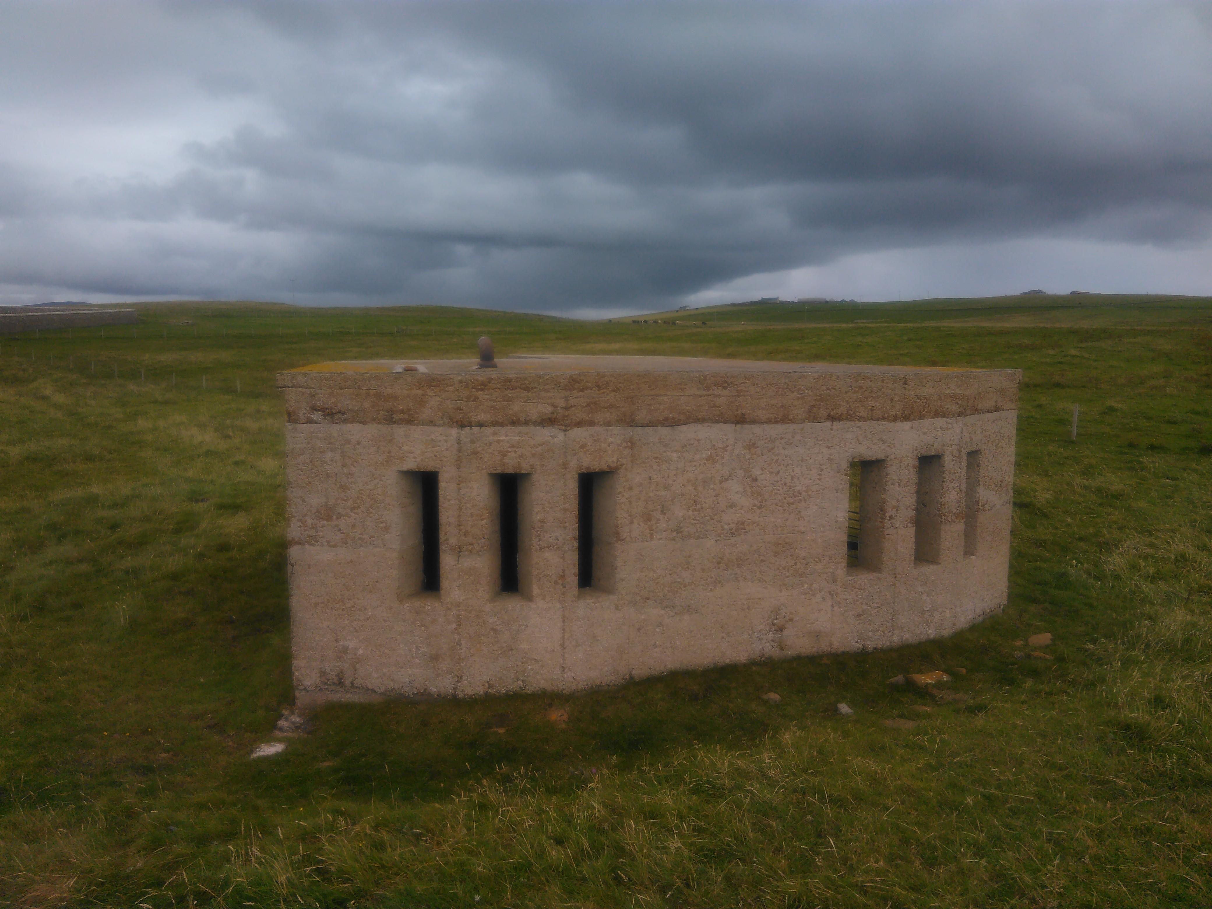 Graemsay dispersed beam searchlight emplacement